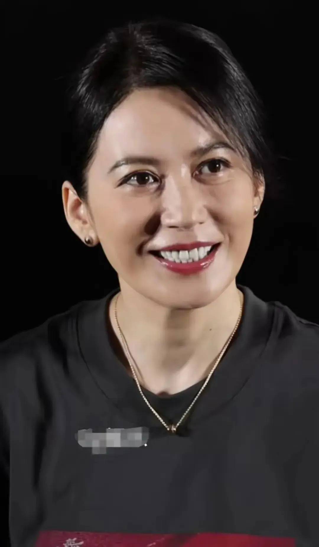 演员俞飞鸿至今不婚,54岁仍单身,却有一个男人陪了她近20年!