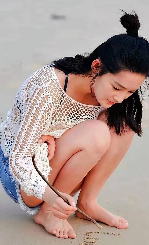 穿短裤注意别蹲下!李沁完美身材尽显,明星生活不易