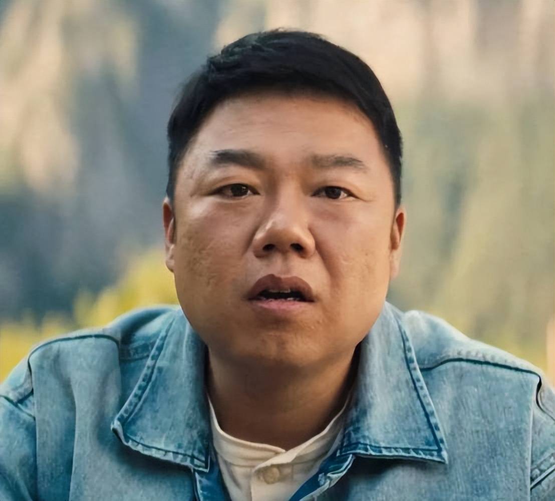老到无人识!50岁姜超现状曝光:头发花白,面容憔悴,儿子才12岁