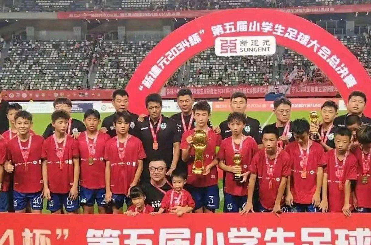李玮锋带队夺冠引发战术争议？董路视频连线澄清事实