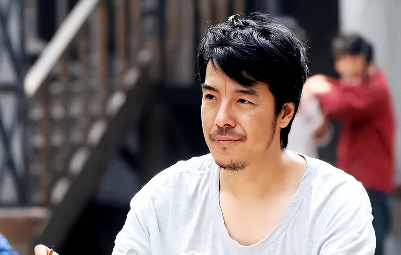 46岁才走红,娶二婚妻子,靠实力不走捷径,父亲是央视领导