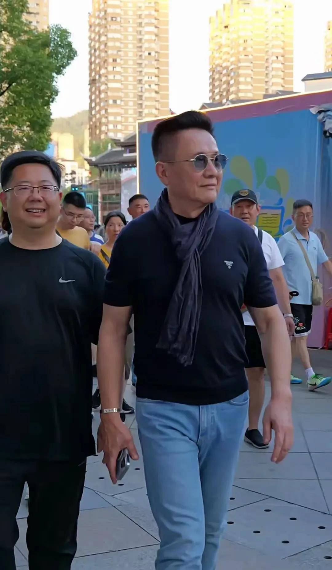 70岁张志坚与妻外出游玩,身材健硕显年轻,妻子气质优雅