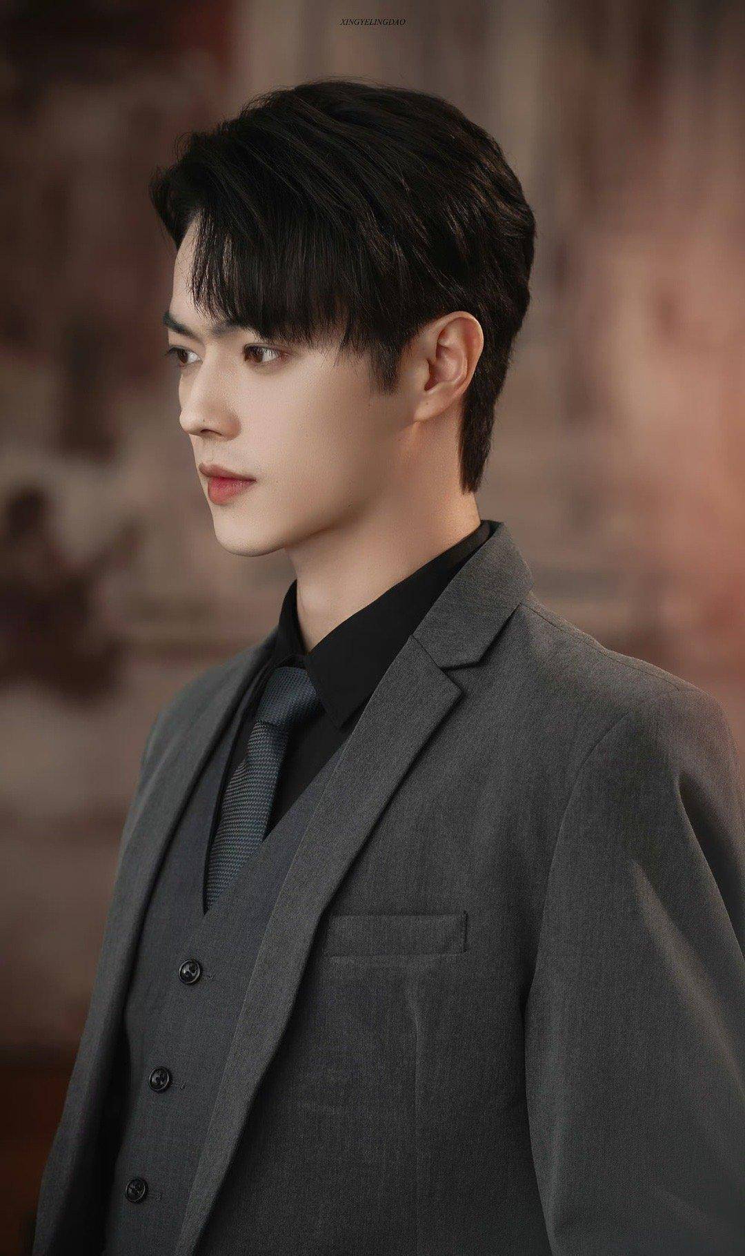 西装大长腿男神许凯网友这是要引领新潮流吗