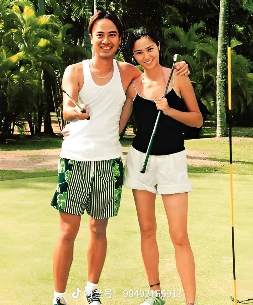 李克勤拖家带口游厦门,51岁卢淑仪容光焕发,婆媳逛街亲如母女