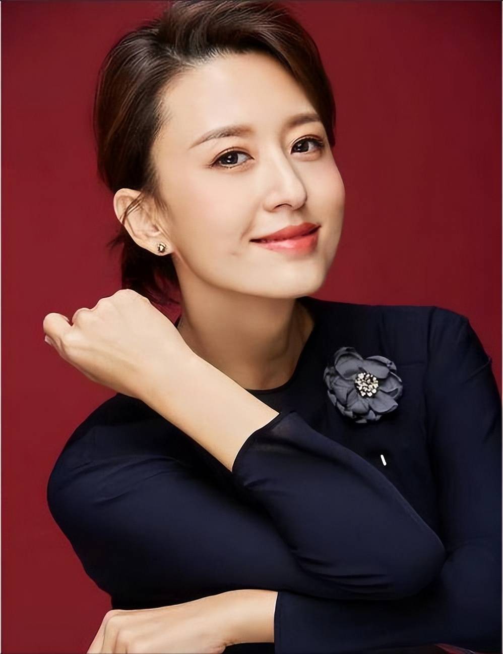 嫁70岁富商,同时包养4名男子?央视女主持人的谣言,能有多离谱