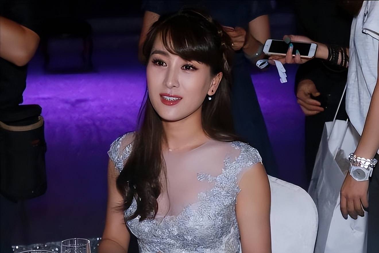 被黑人驮在肩上,如今44岁的马苏依旧孑然一身