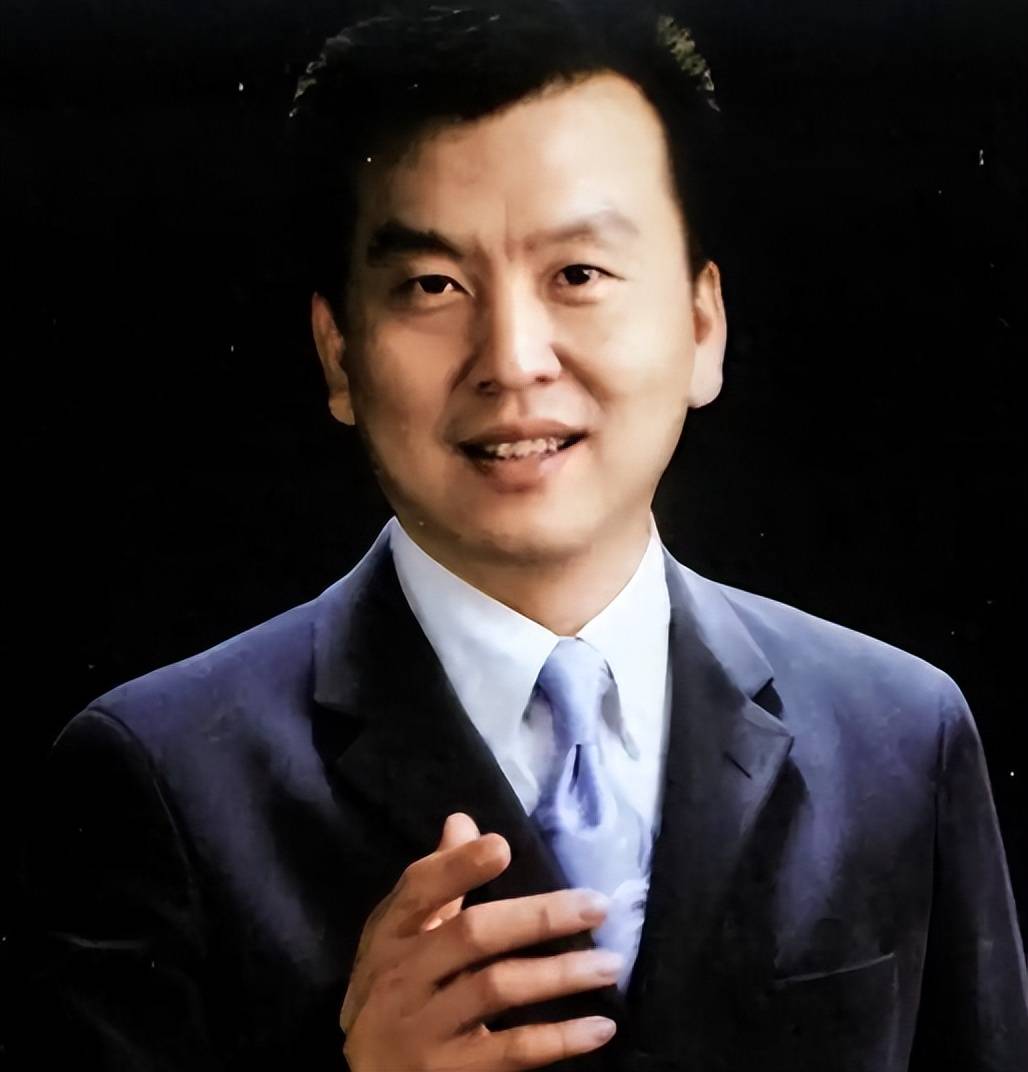 央视名嘴张泽群:4次高考终成功,55岁老来得子,坎坷半生太孤独