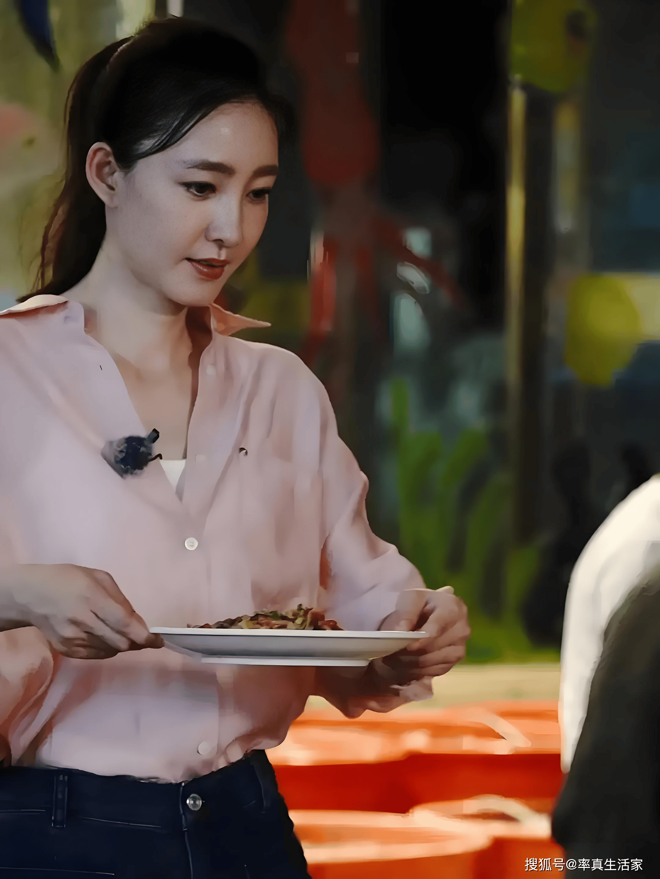 原创40岁王丽坤在温州录节目身材高挑天生冷白皮难怪被称为素颜女神