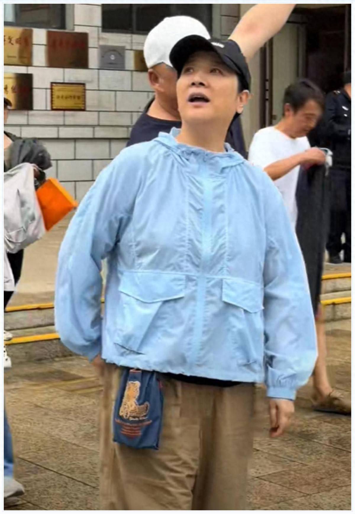 57岁陈小艺素颜游园显发福丈夫轮椅照曝光惹心疼