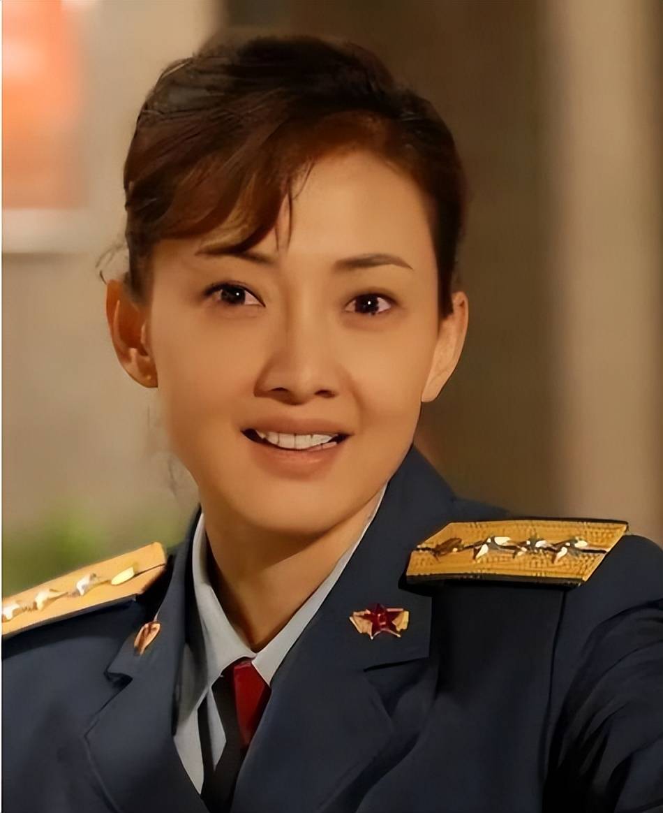 牛莉,52岁近照曝光肌肤白皙体态挺拔,宛如20岁少女