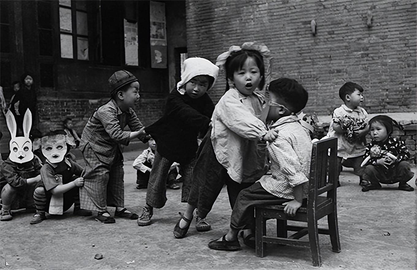 50年代老照片,原来这才是我们的爷爷和奶奶所经历过的真实生活!