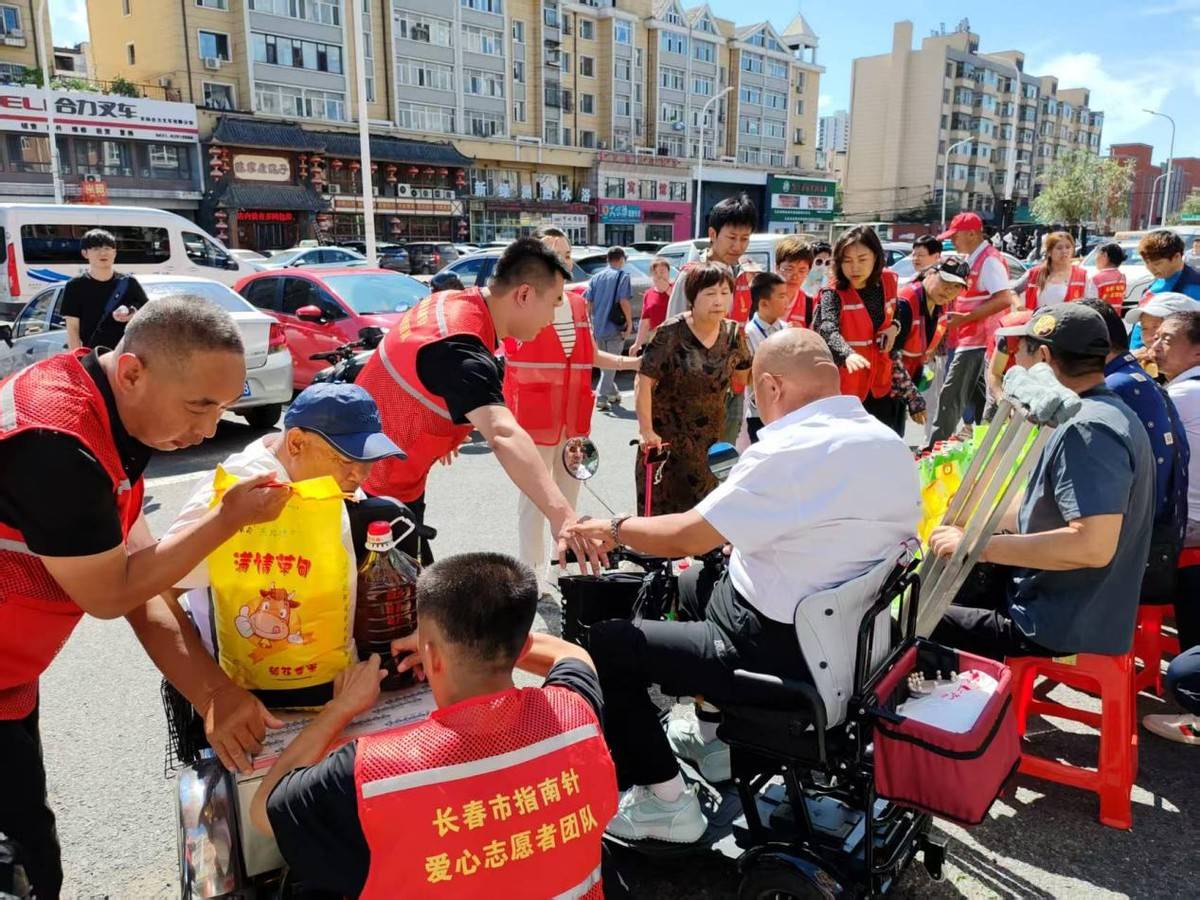 吉林长春指南针爱心志愿者团队携手领岸教育助残捐赠仪式