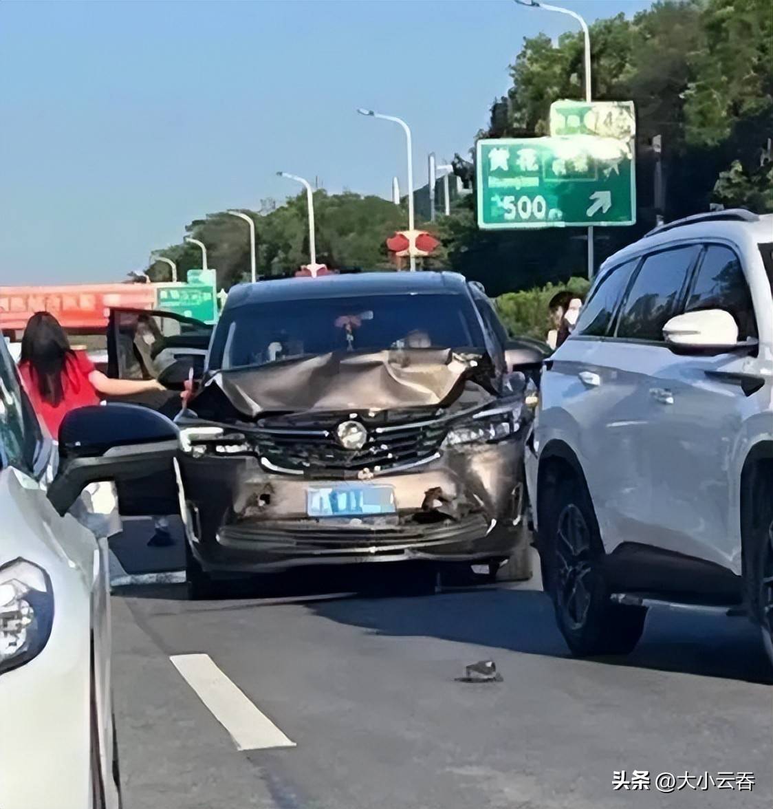 歌手黄霄云突遭车祸面部腿部受伤坐轮椅为电影献唱照片曝光