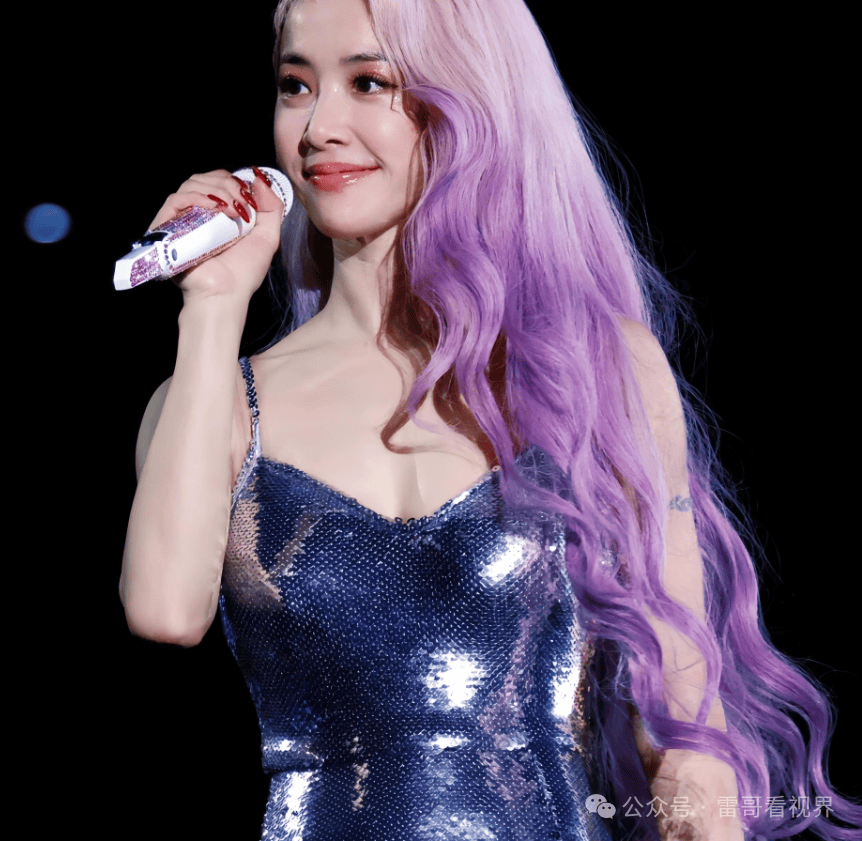 44岁蔡依林越南旅游偶遇,一米五身材娇小似小学生,但穿上泳衣火辣到不