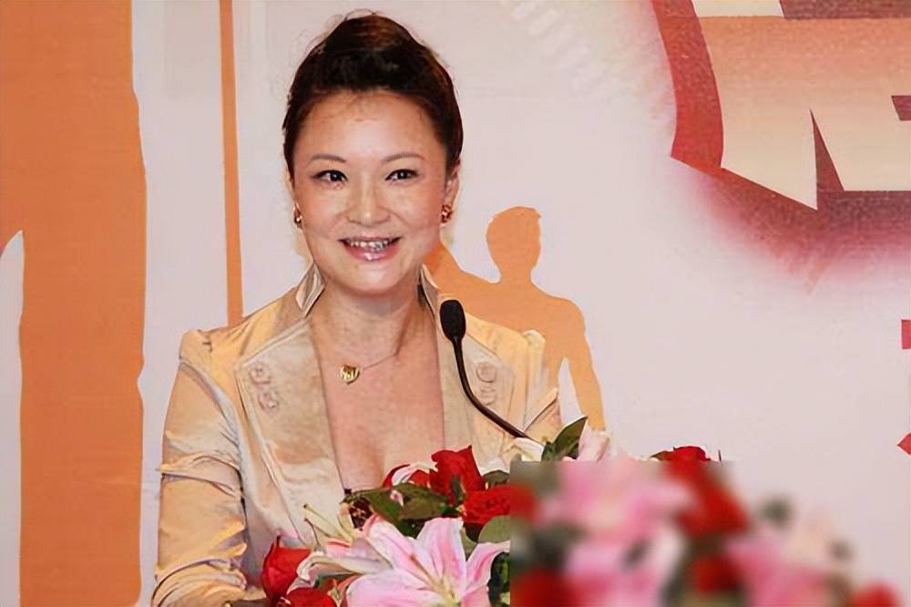 东方卫视名嘴袁鸣,现53岁的她明显有些发福了,昔日的女神感全无