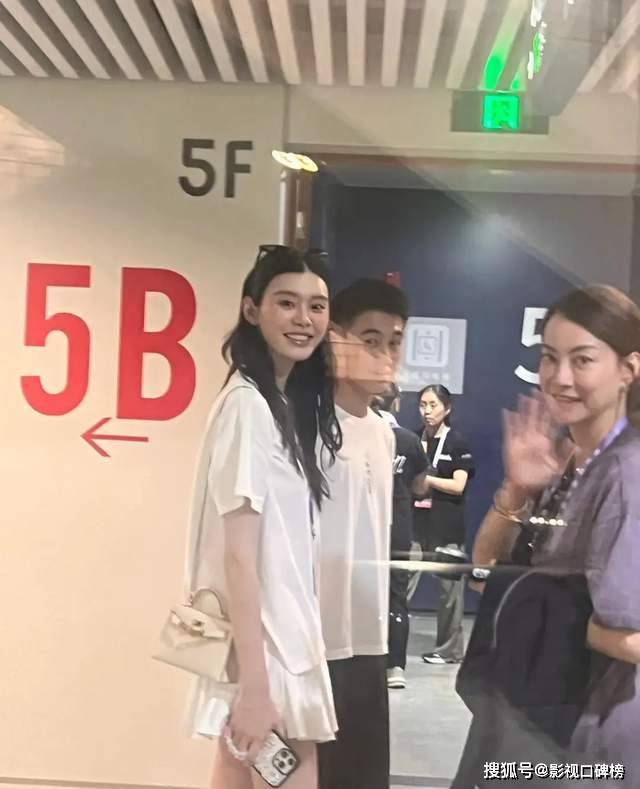 谢霆锋在杭州开演唱会,奚梦瑶夫妻到场,Lucas参与爸爸服装设计 谢霆锋在杭州开演唱会,奚梦瑶夫妻到场,Lucas参与爸爸服装设计