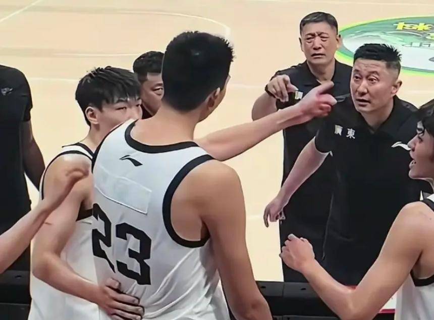 广东男篮拒放徐昕，杜锋被自家球迷骂惨，91%的球迷支持他下课！