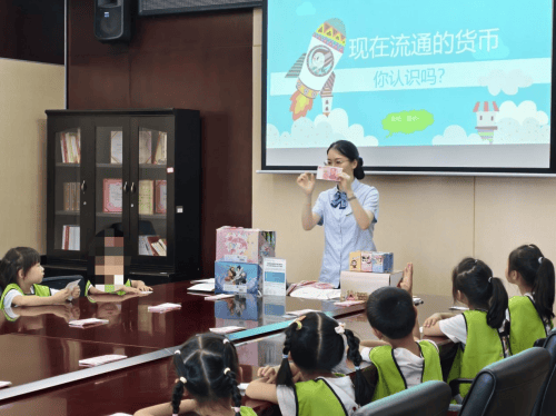萌娃解锁金融新体验—邮储银行苍南县支行开展“小小银行家”活动(图1) 萌娃解锁金融新体验—邮储银行苍南县支行开展“小小银行家”活动(图1)