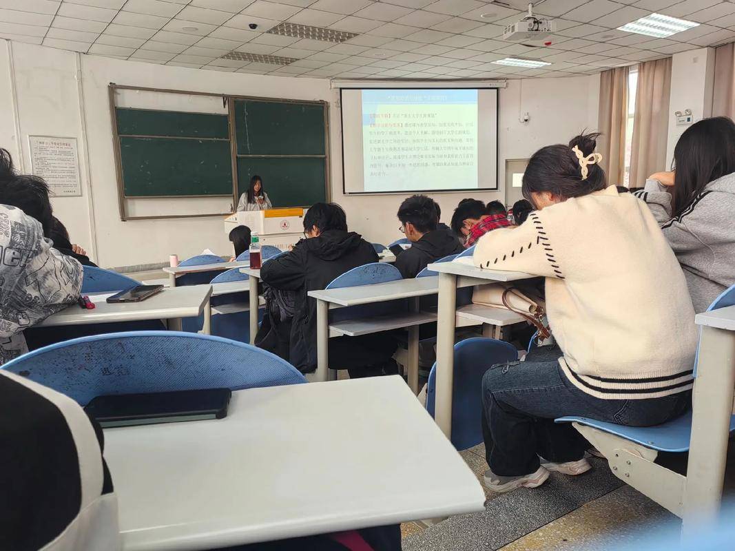 大学师生日常:清晨学习,课堂时光,尽显多彩校园生活