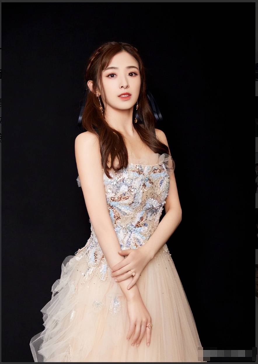 张含韵的奶欲更勾人,36岁依旧童颜,身材却饱满成熟韵味满满