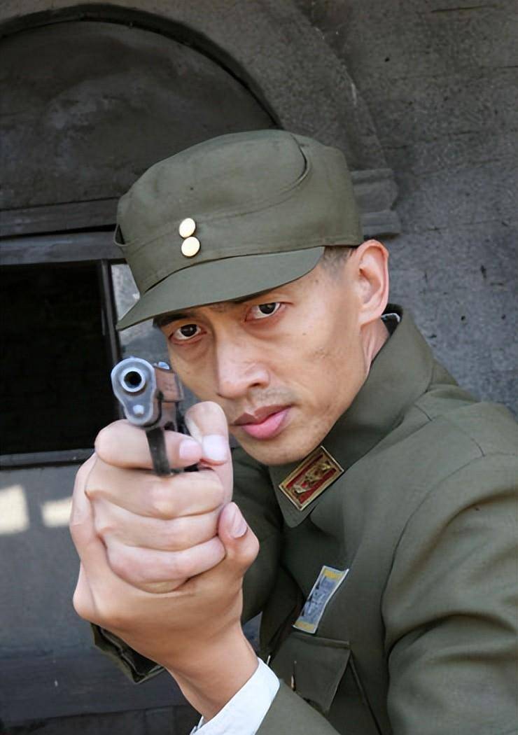 他是被长相耽搁的一位好演员,出道22年戏红人不红,50岁未婚未育