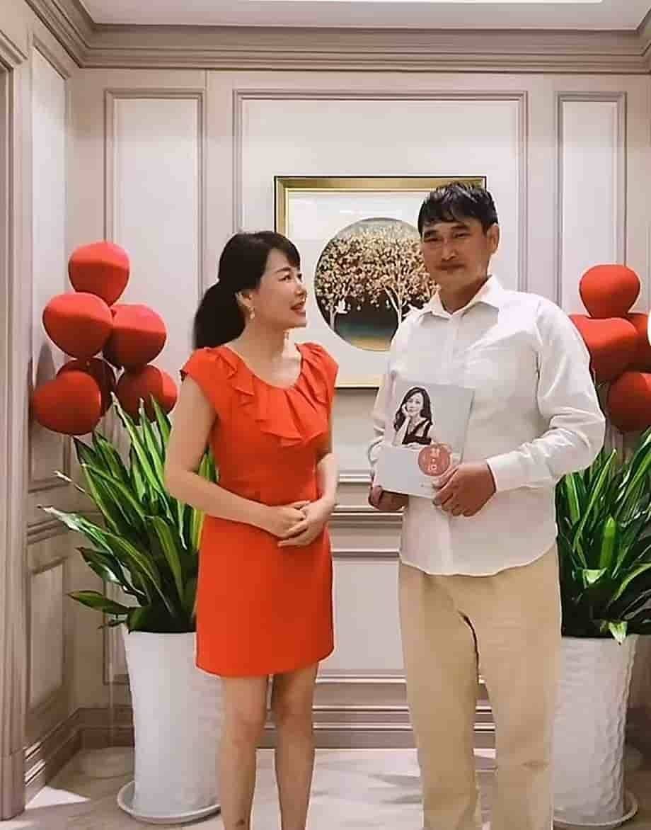 他就是透过田慧担任评委的《我是大明星》这个节目,迅速地火爆了起来