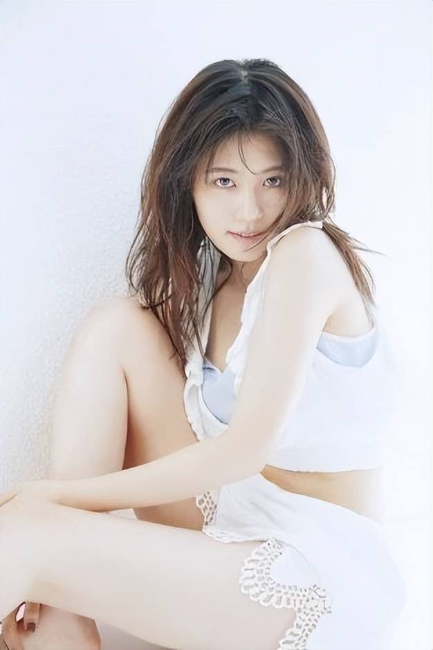 日本女星有村架纯写真又纯又欲！不是丰乳肥臀也性感撩人