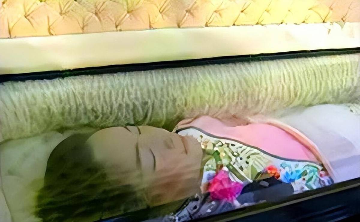 邓丽君在医院去世,记者近距离拍下遗体照片,发现不可思议一幕!