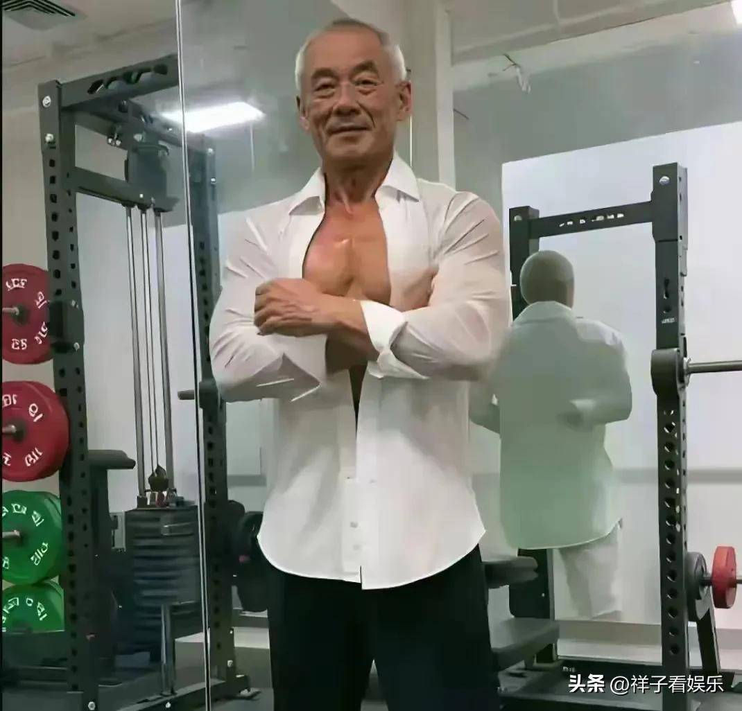 64岁肌肉爷爷王大爷:14年坚守,只为与偶像成龙的一场青春之约