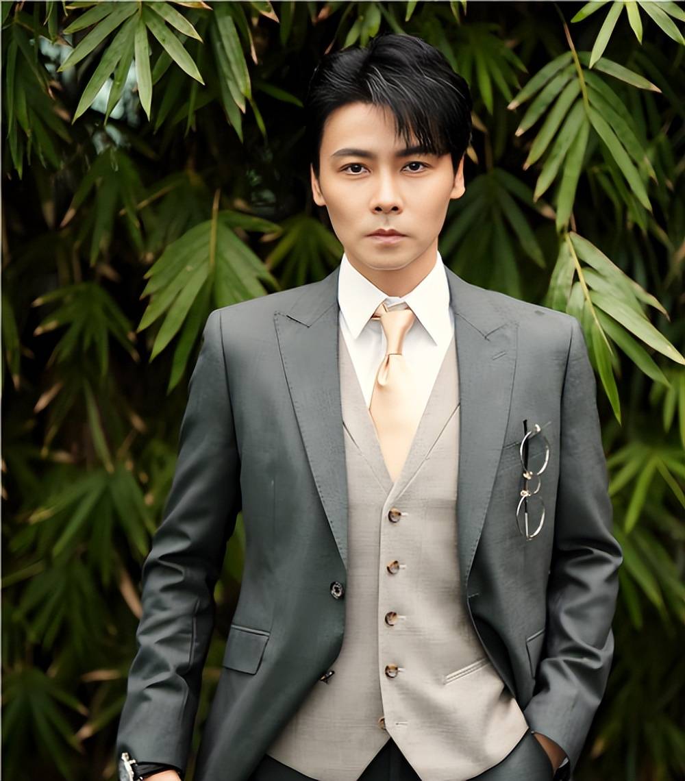 蔡少芬"寡妇梗"背后:铁汉张晋的病榻柔情,戳中多少硬汉的软肋?