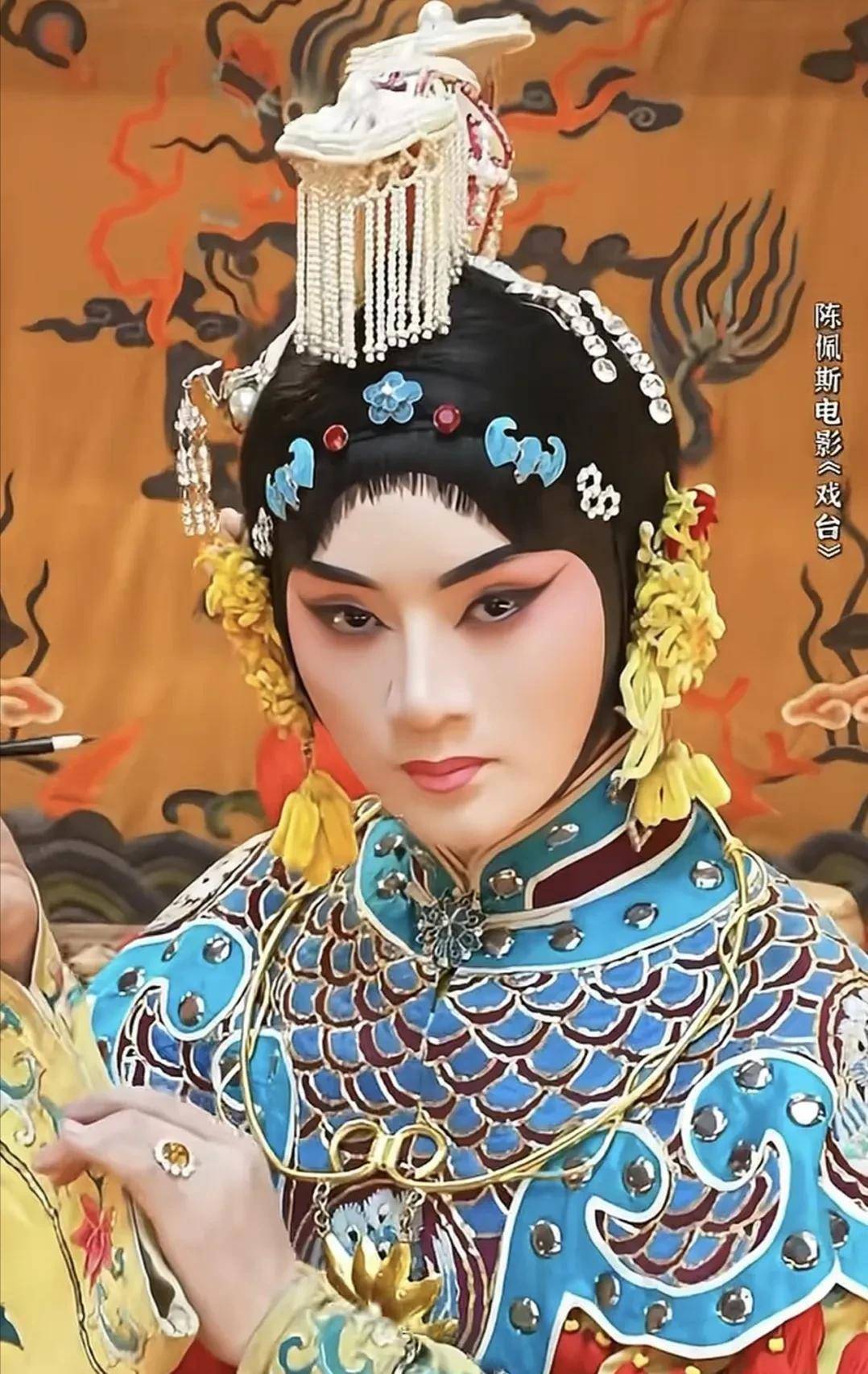 形象不符别乱演!看看《戏台》里的余少群,才知何为"顶级男旦"