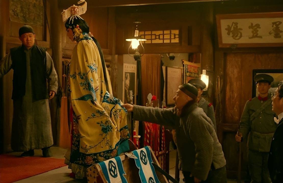 人民日报锐评陈佩斯《戏台》,言辞犀利,句句说到中年观众心坎上