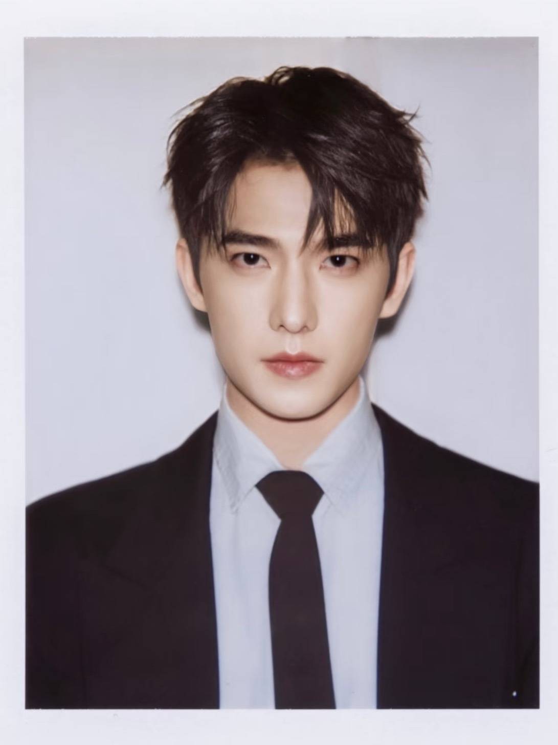 杨洋韩立背后:伤痛铸剑的演员,在争议中破茧成光