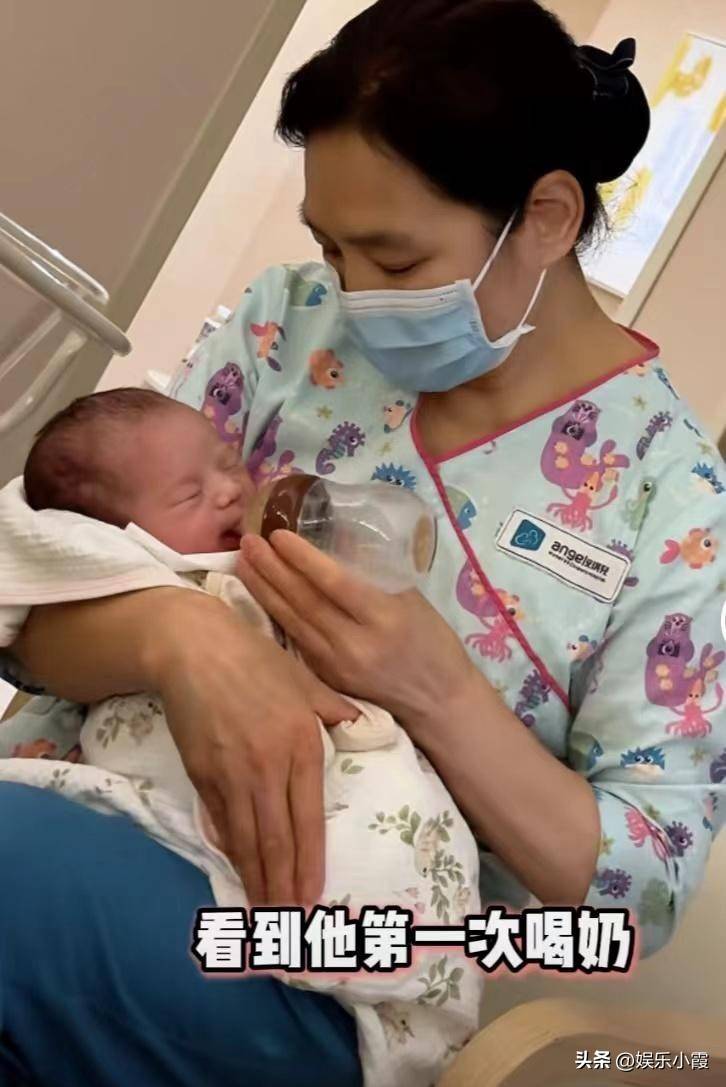 小贝饿了儿子满月!四代同堂,婆家人惹热议!老公罕露脸满头白发