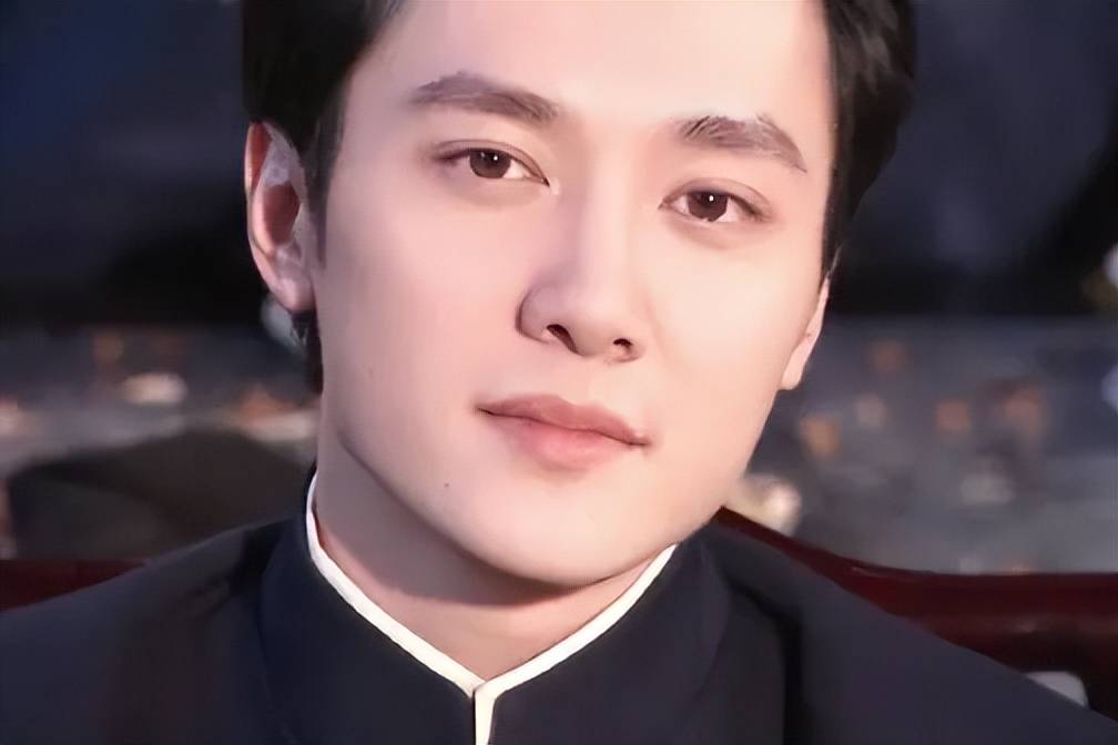 面相变了!和新女友逛街的冯绍峰,终究活成赵丽颖高攀不起的模样