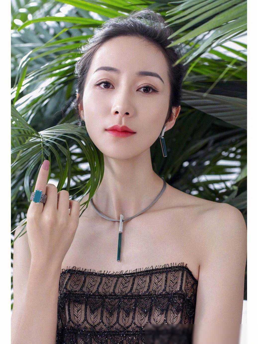 "珠宝女王"韩雪:叫板中国移动,和富商隐婚生女,老公是何许人