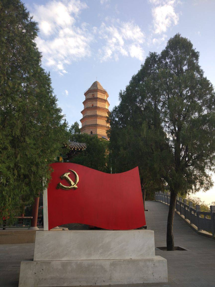 一,核心景点概览1,宝塔山标志意义:延安革命圣地的象征,唐代始建,明代