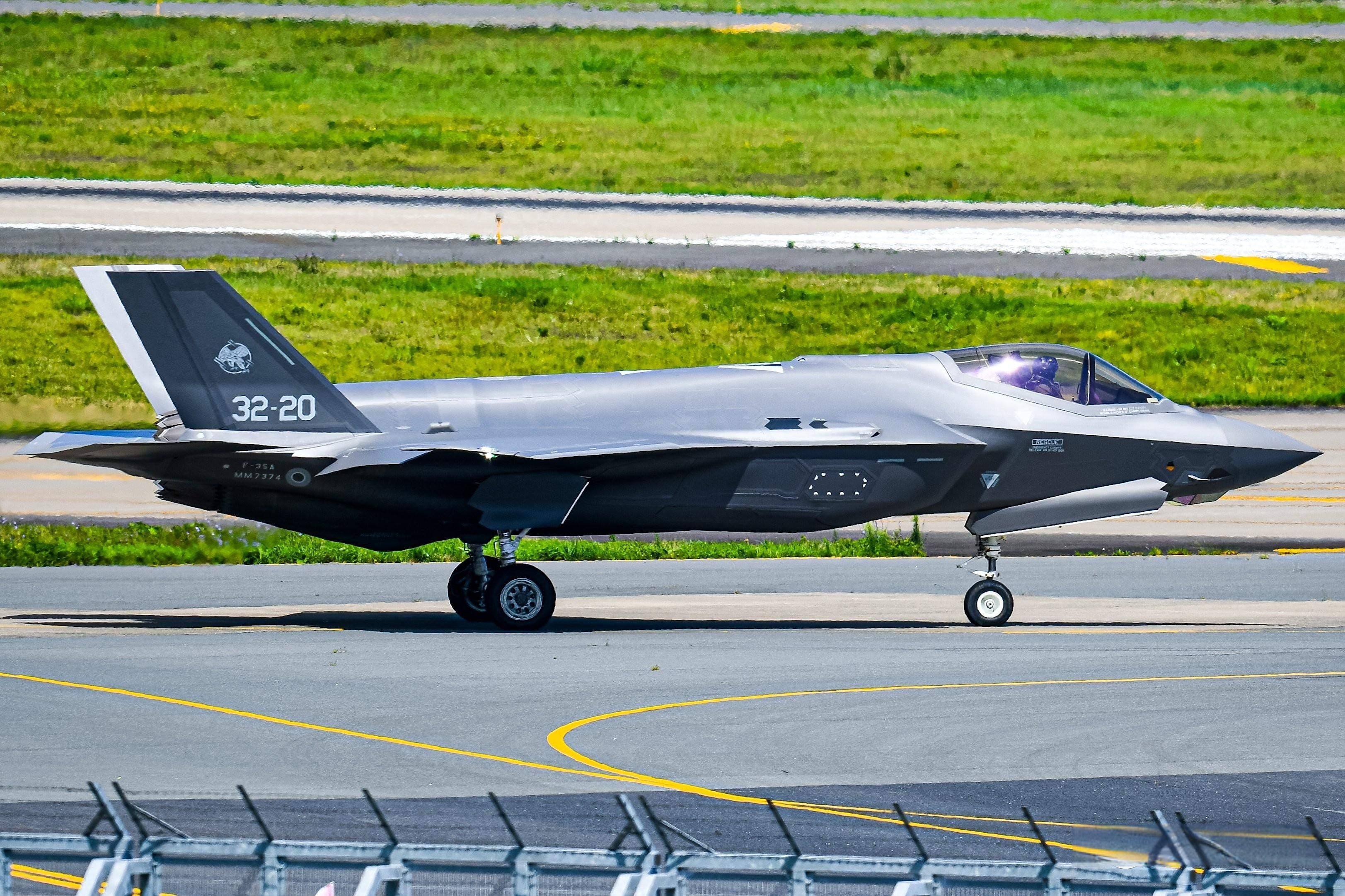 歼20在东海上空伴飞b1b,吓了美飞行员一跳是真的么?歼20能做到