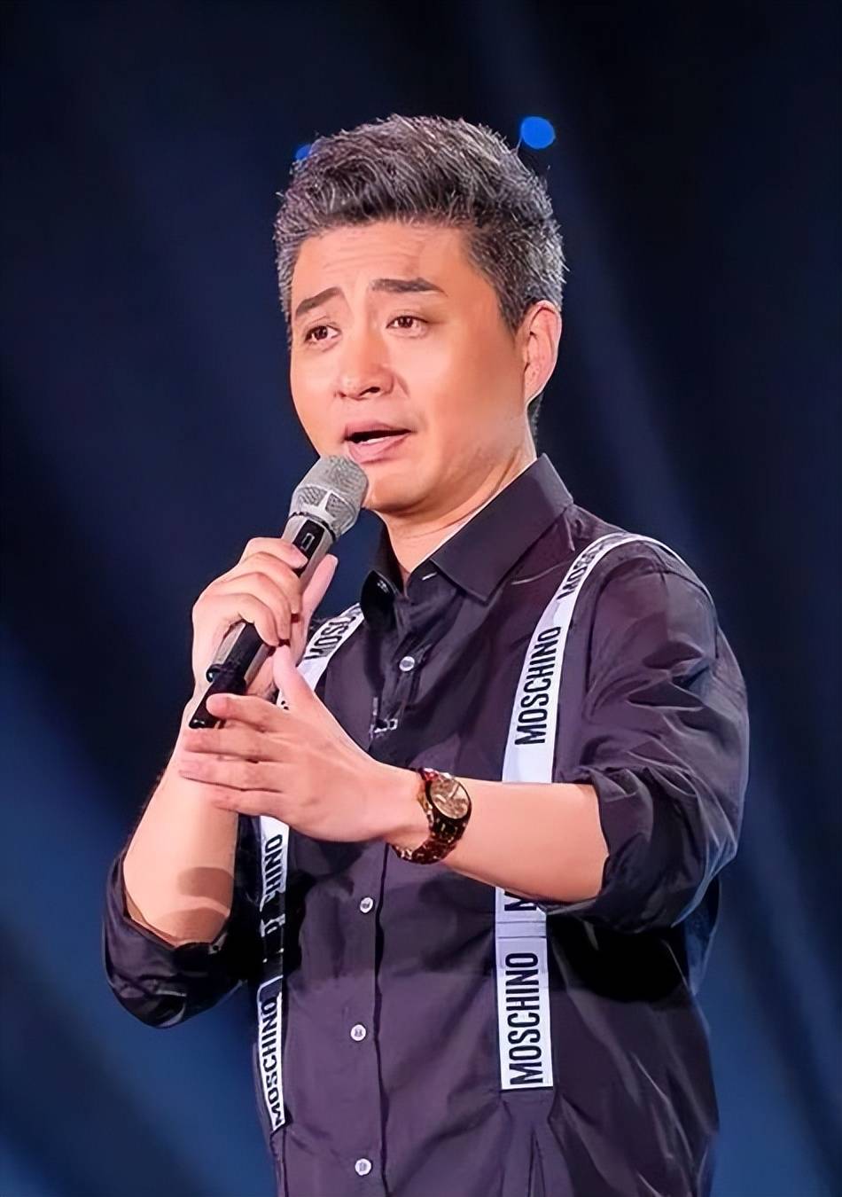 中专毕业当文艺兵,22年后成团长登春晚,如今满头白发却饱受争议
