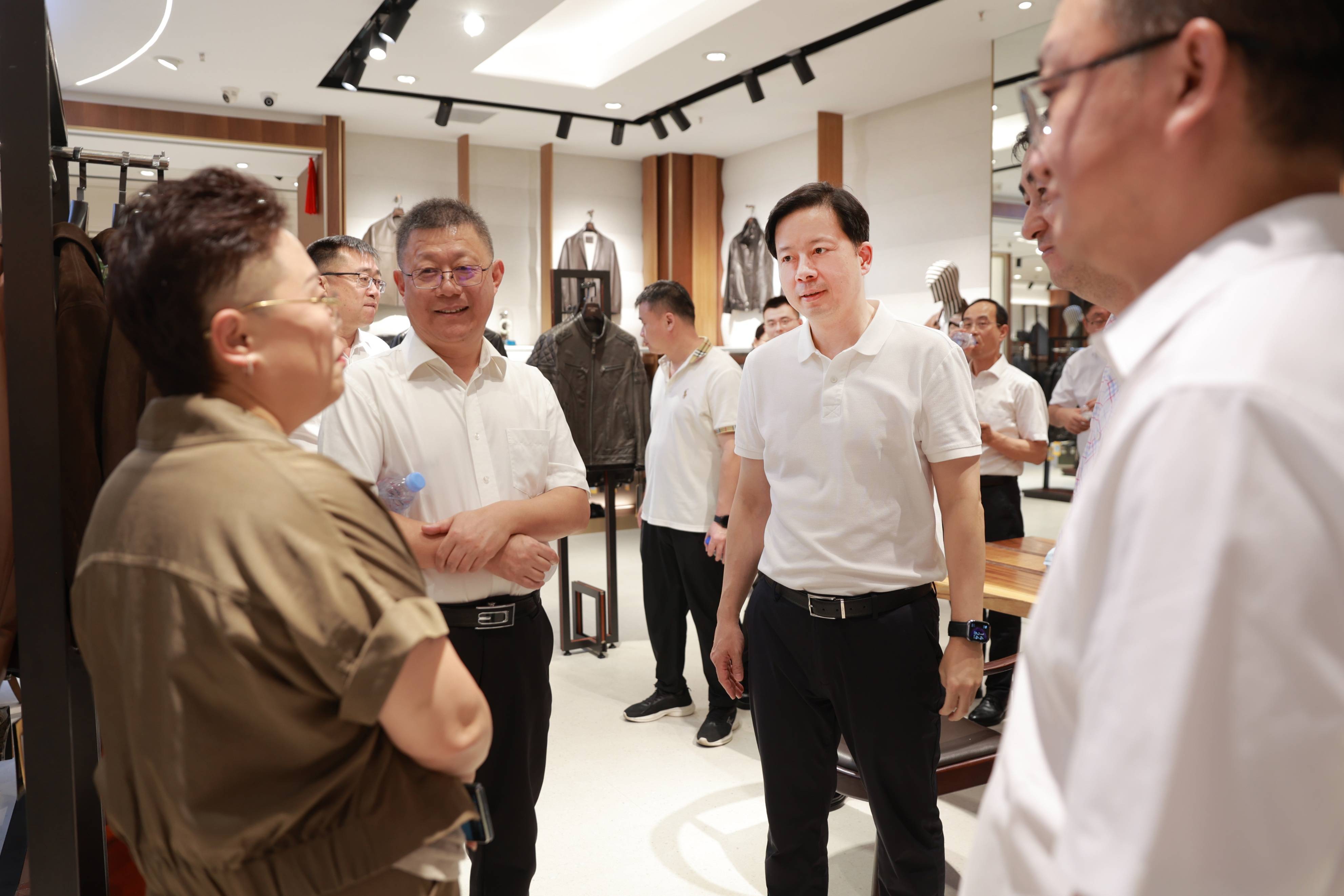 2025/26皮装裘皮流行趋势发布会于佟二堡海宁皮革城璀璨绽放(图2)