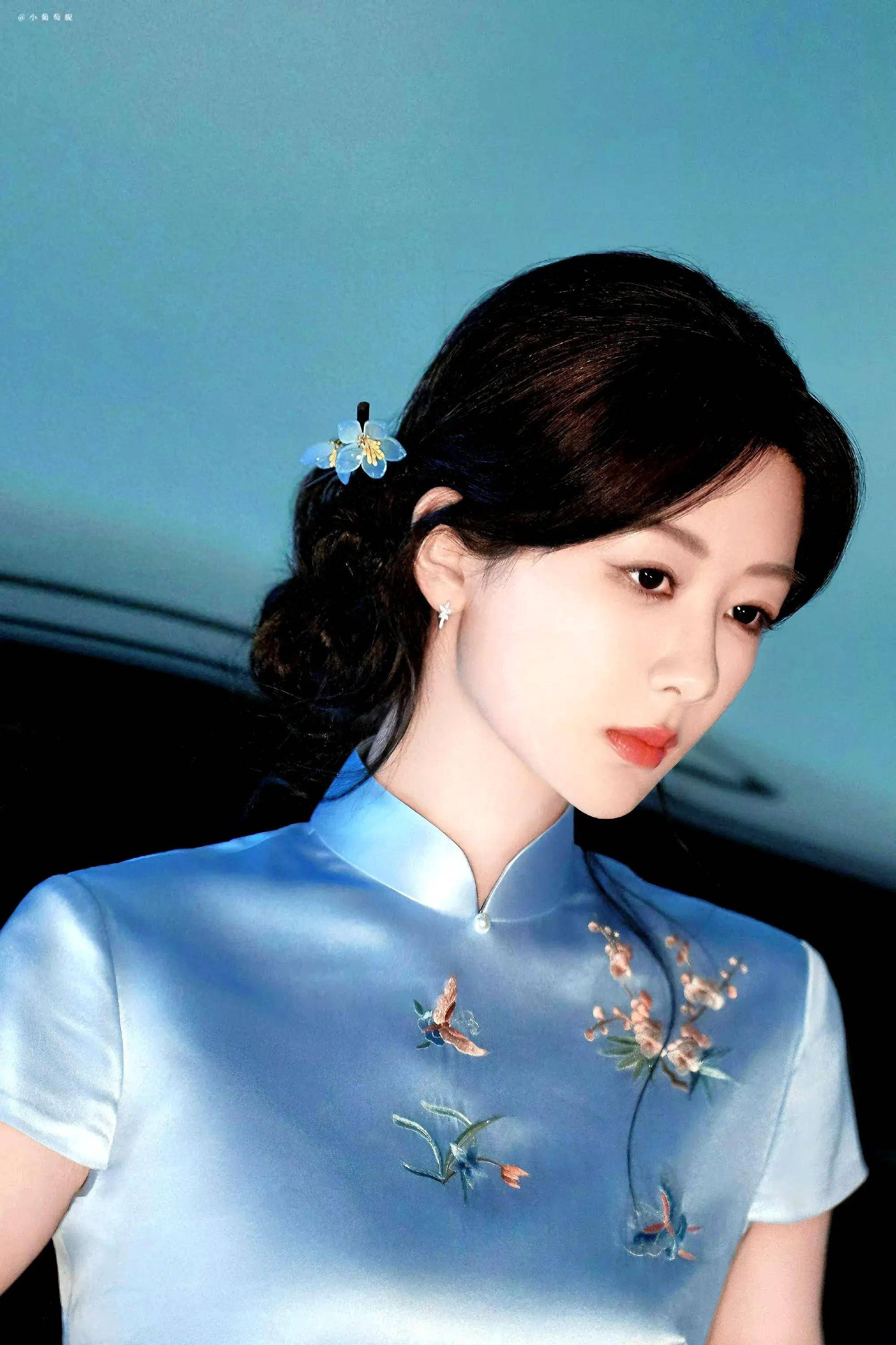 杨紫旗袍秀惊艳全网,网友:国风女神已上线,民国本子快安排上!