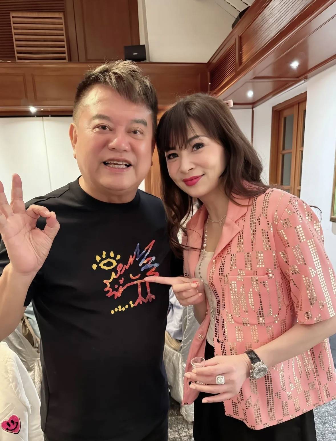 陈百祥现身谭咏麟75岁生日会喝得脸通红心情好两人同框已和好