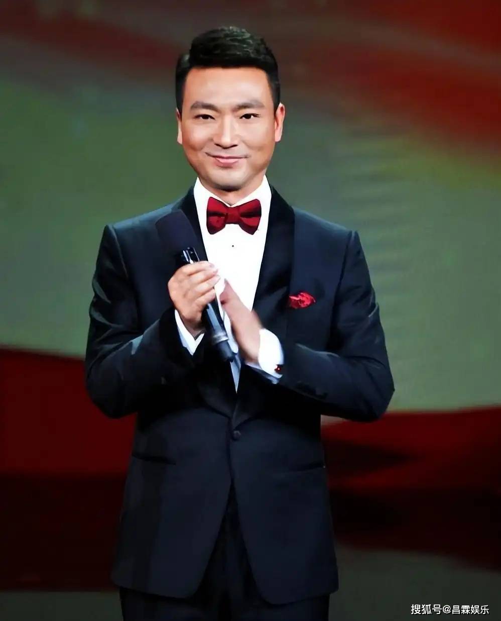 "央视一哥"康辉:丁克半辈子,却因四十岁接到的一通电话后悔了