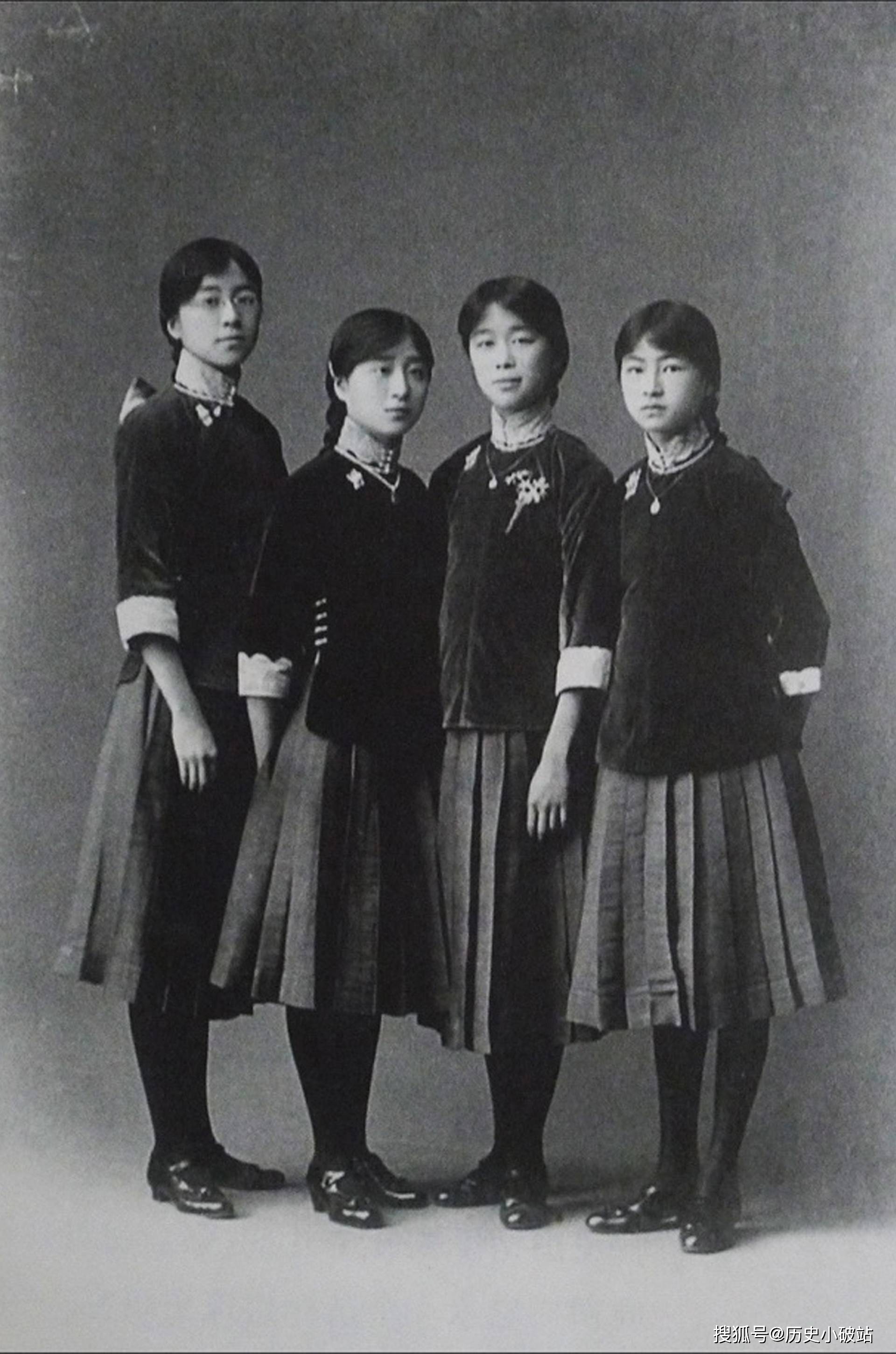 民国老照片:鬼子拥挤在慰安所旁,女匪首临刑之前,胡适喝下午茶