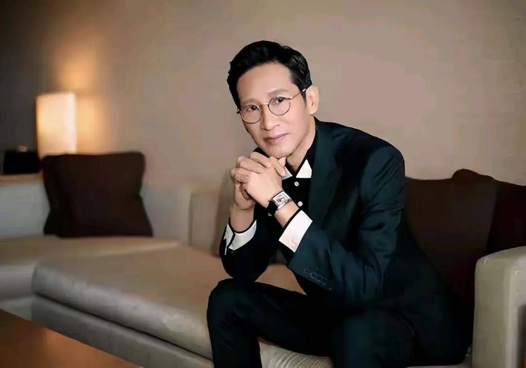 启幕:书香余韵中的追梦勇者在徐州那片文化底蕴深厚的土地上,王劲松的