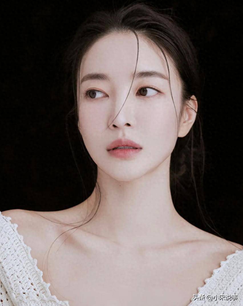 最近,知名演员和歌手金允智在韩国综艺节目《超人回来了》中首次敞开