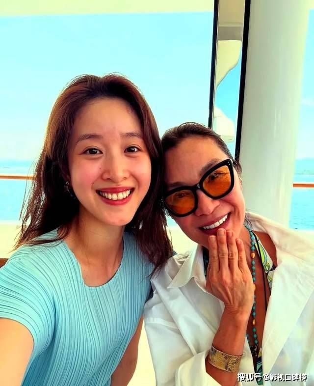 京东老板娘章泽天晒和杨紫琼搞怪合照 网友：她也挤进这个圈子了
