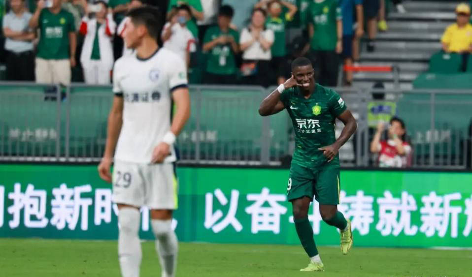 法比奥“延时摔倒”引发争议,北京国安因裁判判罚获益再遭质疑