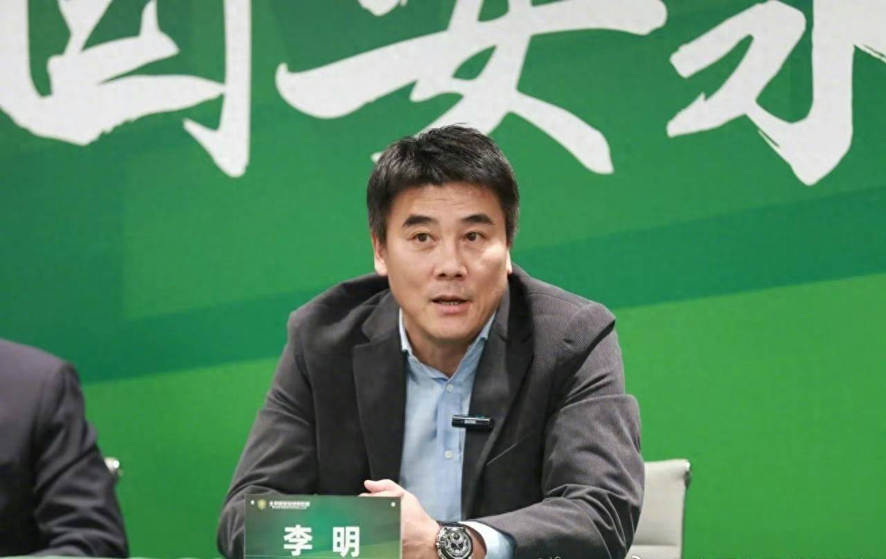 李明现身国安训练场,外籍裁判吹罚京鲁大战,泰山队不当送分童子