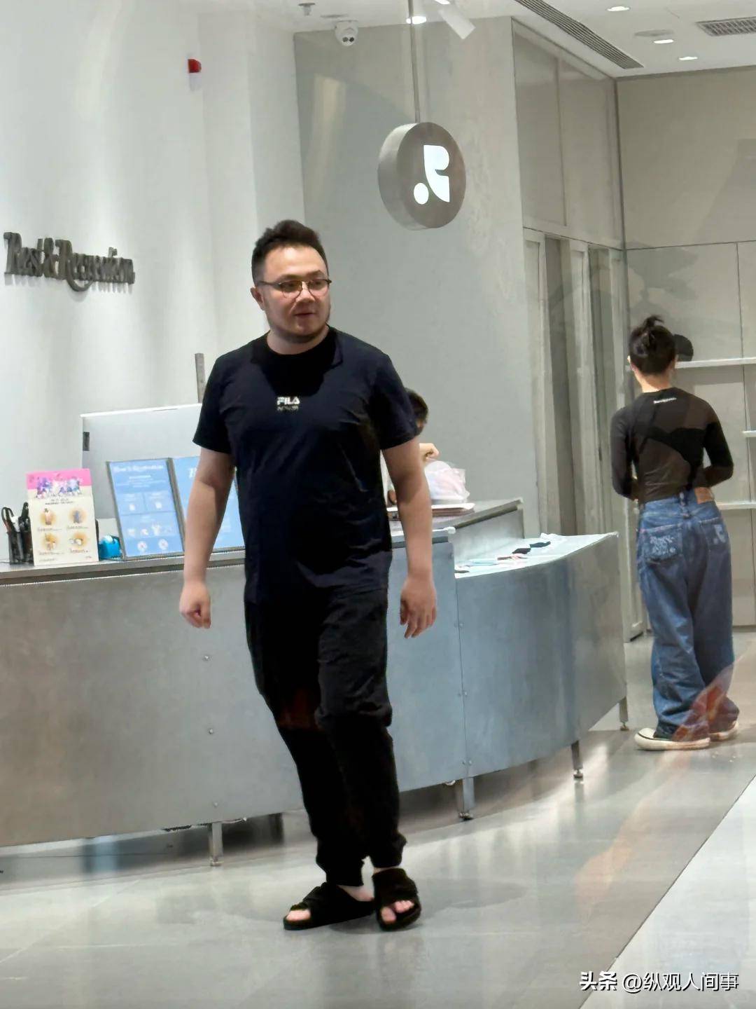 宋丹丹逛街偶遇买一身新衣服还问老公意见身材s型比儿媳漂亮